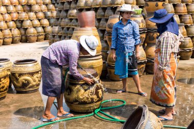 4 Şubat 2017 - Ratchaburi, Tayland: Drashing ejderha deseni saksı yıkama kadın işçiler.