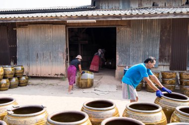 5 Şubat 2017 - Ratchaburi, Tayland: Dragon tasarım tencere ve saksı çok fırın haddeleme işçi.