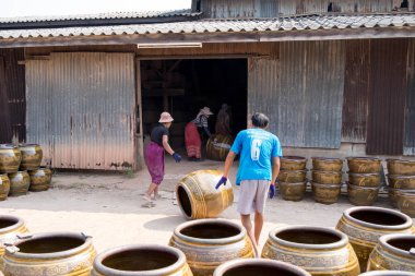 5 Şubat 2017 - Ratchaburi, Tayland: Dragon tasarım tencere ve saksı çok fırın haddeleme işçi.