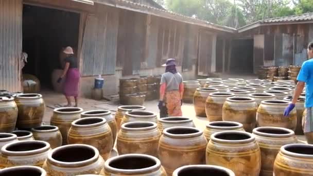 2017. március 5 - Ratchaburi, Thaiföld: munkavállalók gördülő sárkány design üvegek a kemence kerámia ipar tartományban, Ratchaburi. — Stock videók