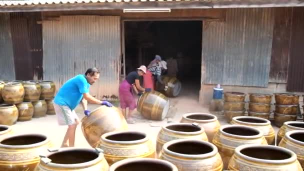 5 de marzo de 2017 - Ratchaburi, Tailandia: trabajadores sacan frascos de diseño Dragon del horno en la industria de la cerámica en la provincia de Ratchaburi . — Vídeos de Stock