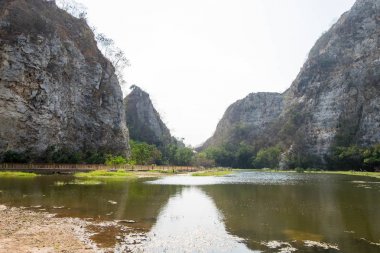 Zaman nehir kıyısındaki ayakta Khao-Ngu dağ park görünümünü.