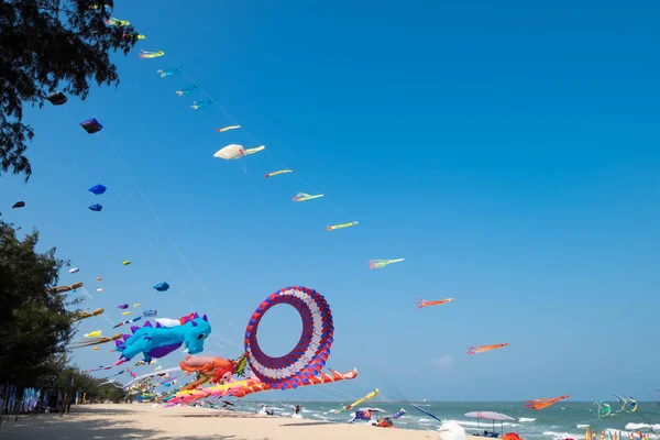 Büyük balon balina uçurtma kendini Cha-am Beach Tayland Uluslararası Uçurtma Şenliği 2017 için Mart 10-12, 2017 sırasında gösterir.