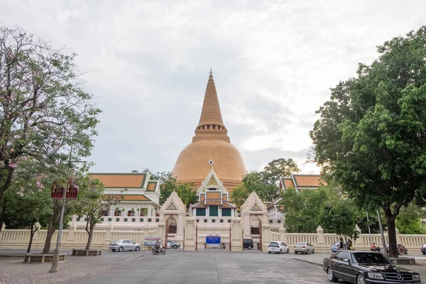 17 Nisan 2017 - Nakhon Pathom, Thailand: Phra Pathommachedi, dünyanın en yüksek stupa.