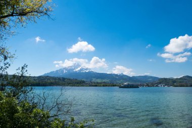 Lausanne göl manzara mavi gökyüzünün altında. Arka plan olarak bir seyahat gemisi ve dağ var..