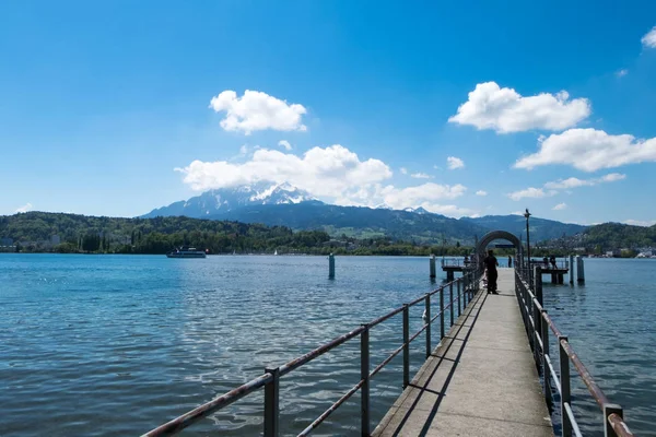 Maio 5, 2017 - Lucern, Suíça: Porto de balsa no parque de Lucern, que há montanha como fundo . — Fotografia de Stock