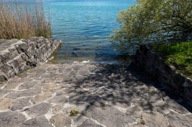 Rock oluşan yol açık Göl su.