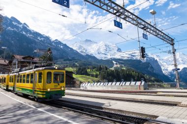 12 Mayıs 2017 - Lauterbrunnen, İsviçre: Tren yaklaşık Wengen istasyonunda durabilir. Alpler ve doğanın bu güzel arka plan gibi.