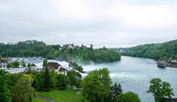 Rheinfall manzara. Schloss Laufen Hill, köprü, kale ve Binalar yakın değer.