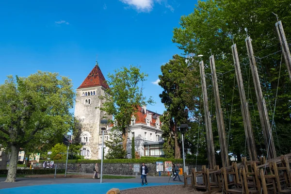 9 mai 2017 - Lausanne, Suisse : Château d'Ouchy, hôtel luxueux et néogothique au château du XIIe siècle au bord du lac Léman . — Photo