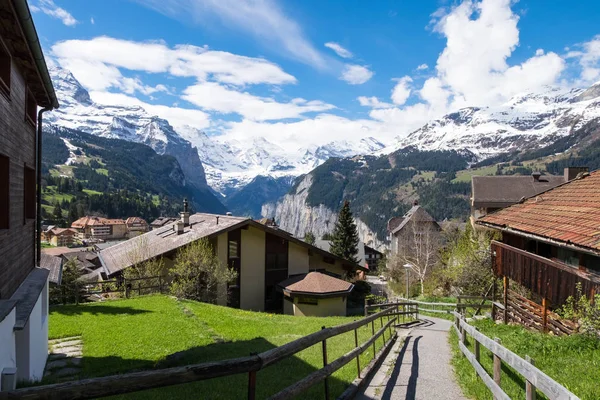 Paisagem da aldeia de Wengen e alpes em Lauterbrunen, Suíça . — Fotografia de Stock