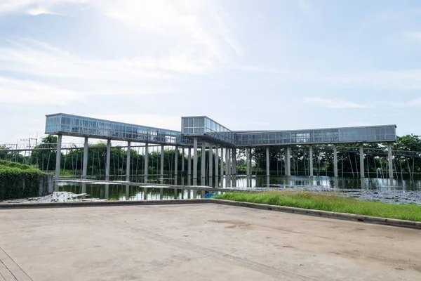 12 Haziran 2017 - Ratchaburi, Tayland: Dışında Octospider restoranı Pasaya fabrika çıkış içinde yer alır. Eşsiz ve olağanüstü tasarım.