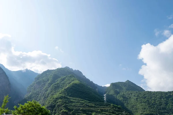 Dağlar ve yüksek gerilim sabah güneş ışığı bir yerde, Sichuan, Çin ile göndermek.
