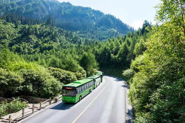 17 Temmuz 2017 - Sichuan, Çin: Gezi otobüsleri Jiuzhaigou Milli Park, yolcuları Park Manzaralı her noktasına aktarabilirsiniz tek araç.