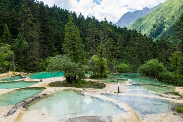 Invités accueillent étang pendant l'été, premier endroit pittoresque pour les voyageurs dans le parc national de Huanglong . Image En Vente