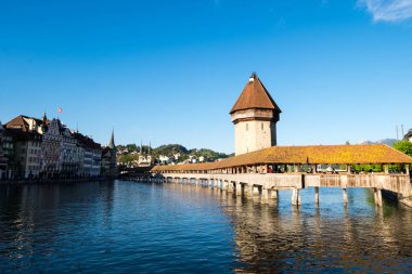 6 Mayıs 2017 - Lucerne, İsviçre: Kapellbrucke veya Şapel Köprüsü, eski ahşap yaya köprüsü şehir merkezinden Lucerne Reuss nehri geçip bırakır.