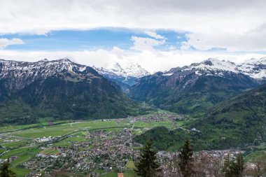 Interlaken kasaba ve Harderkulm doğal noktası dağlardan görünümünü. Jungfrau kar ile orta dağıdır.