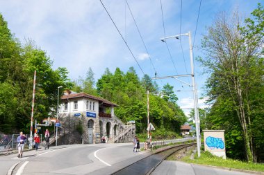 11 Mayıs 2017 - Interlaken, İsviçre: Harderbahn ya da daha sert Kulm füniküler istasyonu Interlaken şehirdeki.