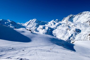 Kar dağ, Kayak parça, Zermatt, İsviçre, küçük yön tabelası ile karda ayak izleri.