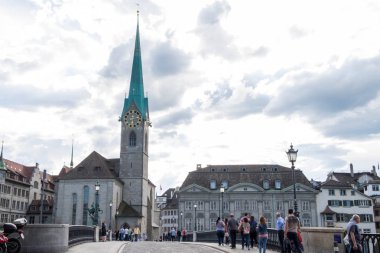 13 Mayıs 2017 - Zürih, İsviçre: Munsterbrucke akşam anda atış Kirche Fraumunster, saat kulesi.