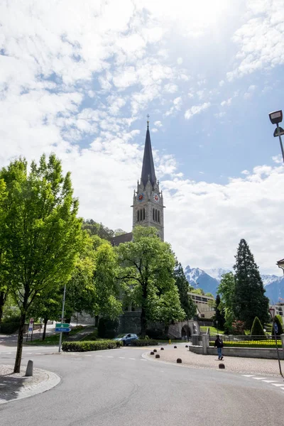 Vaduz Katedrali veya Cathedral St. Florin saat kulesinin altında Liechtenstein güneşe.