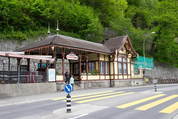 11 Mayıs 2017 - Brienz, İsviçre: turist hayal kırıklığına uğramış ve eve eli boş gitmek sezon make sırasında kapalı Brienz Rothornbahn veya turizm tren istasyonu.
