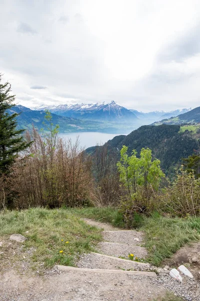 Arka plan olarak Thun Gölü ve dağ ile trekking yolu daha sert Kulm için. Dağ tarih seçici odak.