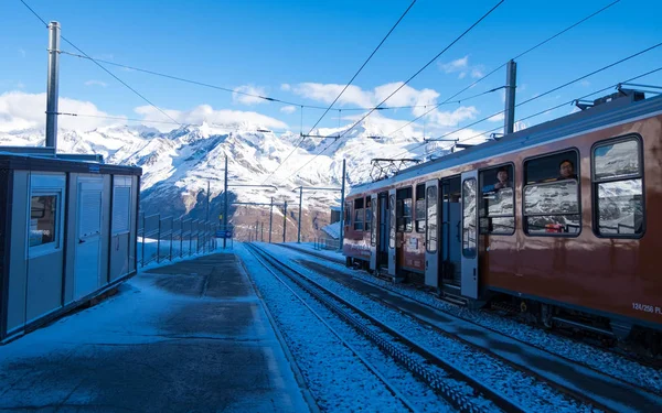 13 Mayıs 2017 - Zermatt, İsviçre: Rotenboden, Gornergrat son durağında önce istasyonu. Turistler yaz veya kış kayak sırasında Riffelsee için gitmek tren hareket.
