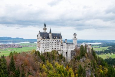 21 Ekim 2017 - Schwangau, Almanya: Ünlü güzel Neuschwanstein Şatosu Sonbahar sezonu peyzaj.