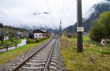 22 Ekim 2017 - Obertraun, Avusturya: Demiryolu Obertraun şehrin orta genelinde. Hava çok bulutlu ve yağmur için hazır herhangi bir kez.