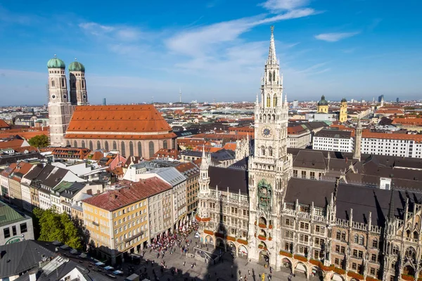 20 жовтня 2017 - Мюнхен, Німеччина: Марієнплац годинник місто в центрі міста, вид з верхньої частини вежі з видом на міський пейзаж. Стокове Зображення