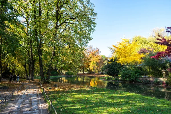Англійська сад під час барвиста осінь у Мюнхені, Німеччина. Ліцензійні Стокові Зображення