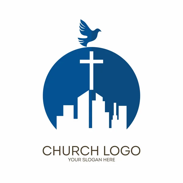 Logo de la iglesia. Símbolos cristianos. La Cruz de Jesucristo se eleva sobre la gran ciudad . — Vector de stock