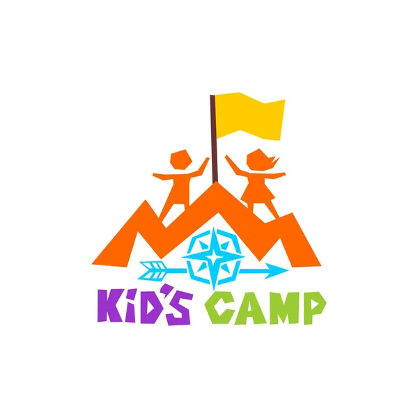 Logo obozu dla dzieci. Góry, kompas, flagi i dzieci — Wektor stockowy