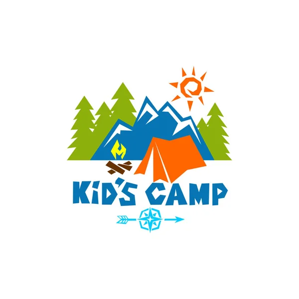Логотип детского лагеря. Горы, компас, палатка, огонь и деревья — стоковый вектор