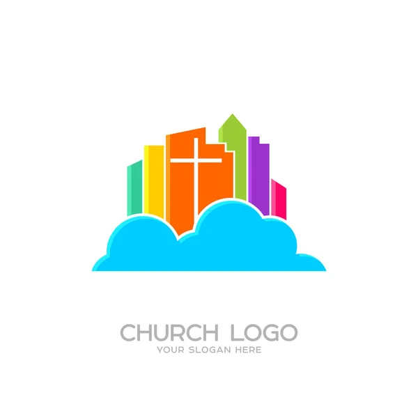 Logo de l'église. Des symboles chrétiens. La croix de Jésus et la ville colorée sur la nuée — Image vectorielle
