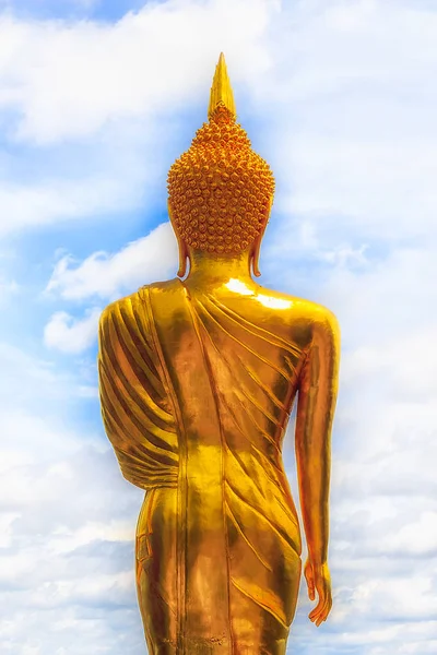 Patung Buddha Emas dan langit biru di kuil thai — Stok Foto