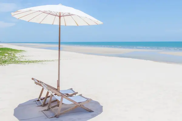 Idyllic plajı, beyaz kum, turkuaz okyanus suyu ve huahin thailand 'da mavi gökyüzü.