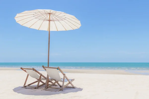 Idyllic plajı, beyaz kum, turkuaz okyanus suyu ve huahin thailand 'da mavi gökyüzü.