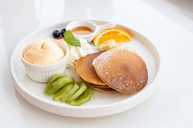 Meyveli krep, vanilyalı dondurma ve krema.