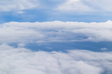 Dramatik gökyüzü ile beyaz bulut