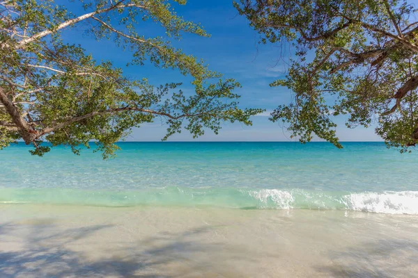 Güzel turkuaz deniz ve parlak mavi gökyüzü, samed ada, thailand