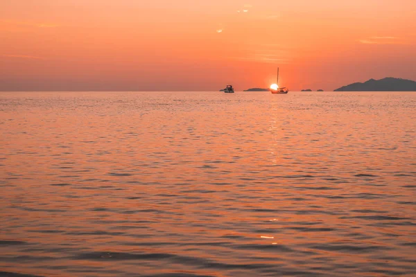 Romántico Atardecer Mar Con Velero Navegando Largo Viaje Contra Cielo — Foto de Stock