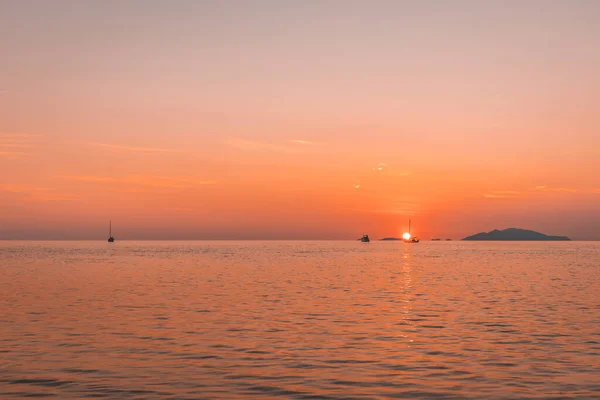 Romántico Atardecer Mar Con Velero Navegando Largo Viaje Contra Cielo — Foto de Stock