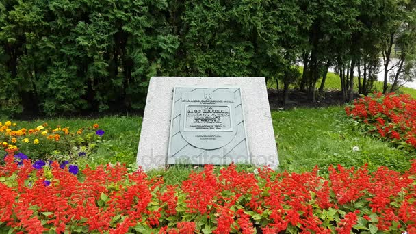 Memorial steen van Taras Sjevtsjenko park gebouwd in 1887 — Stockvideo