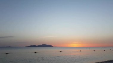 Sharks Bay lagün Sharm El Sheikh, Mısır, Kızıldeniz, South Sinai'deki / daki sabah gündoğumu. Timelapse
