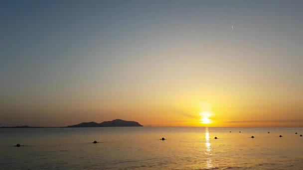 Salida del sol por la mañana en la laguna Sharks Bay en Sharm El Sheikh, Egipto, Mar Rojo, Sinaí Sur. Cronograma — Vídeo de stock