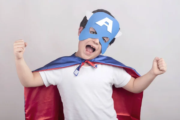 Anak berpakaian seperti pahlawan super — Stok Foto