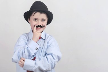 Sahte bıyık ve kravat komik çocuk
