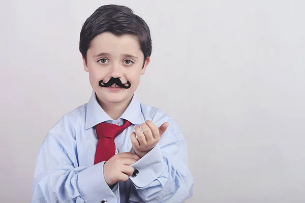 Chico divertido con bigote falso y corbata — Foto de Stock